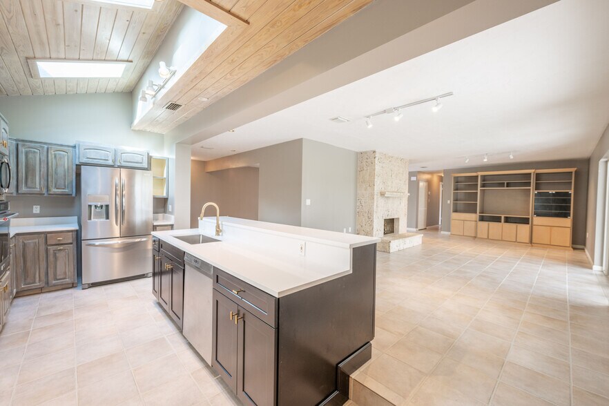 Building Photo - 6 Country Club Rd