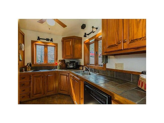 Building Photo - 4 bedroom rustic home, private acreage