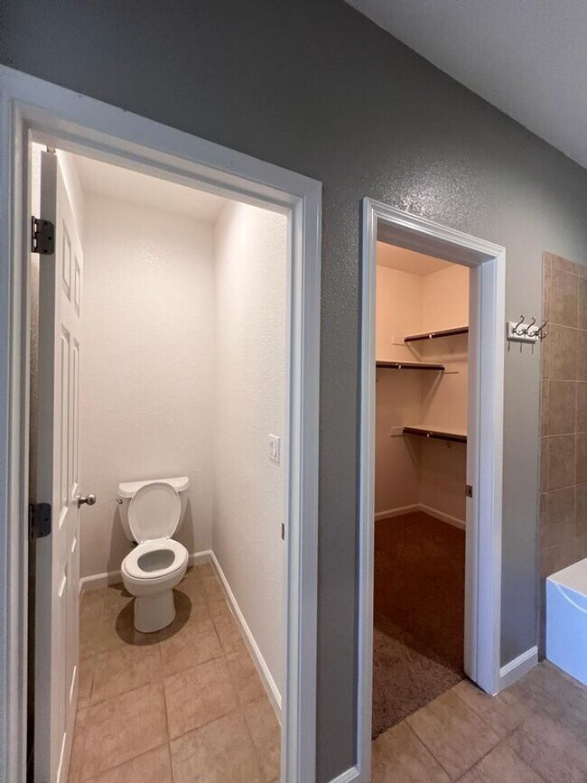 Building Photo - 427 Anchor Ln