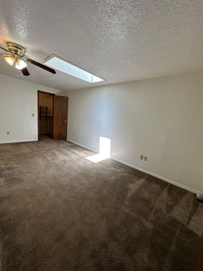 Building Photo - 4 Bed, 2 Bath house w/1 car garage