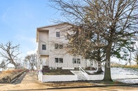 Building Photo - 863 Clark St N