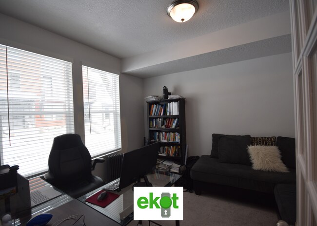 Building Photo - Spacious Townhome Near Shopping! 3 BD 2.5 BTH