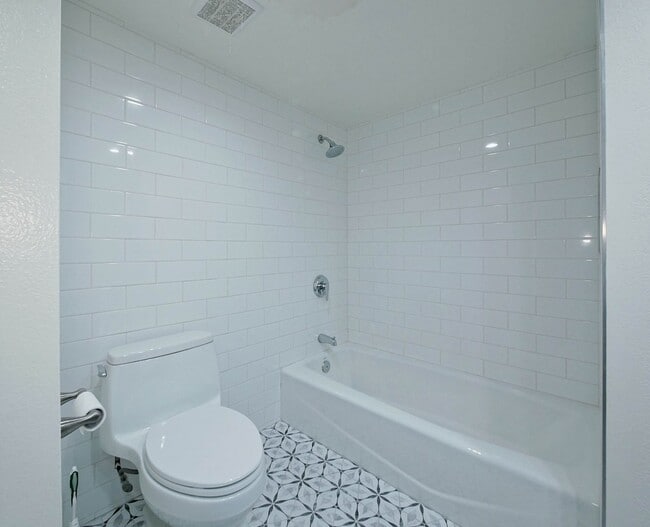 Building Photo - Beautiful townhouse available for rent