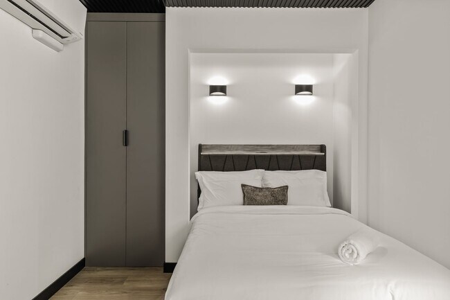 Building Photo - A 5 bedroom, 4 bathroom Fully Furnished Apartment at 1515 1/2 Selby Ave.