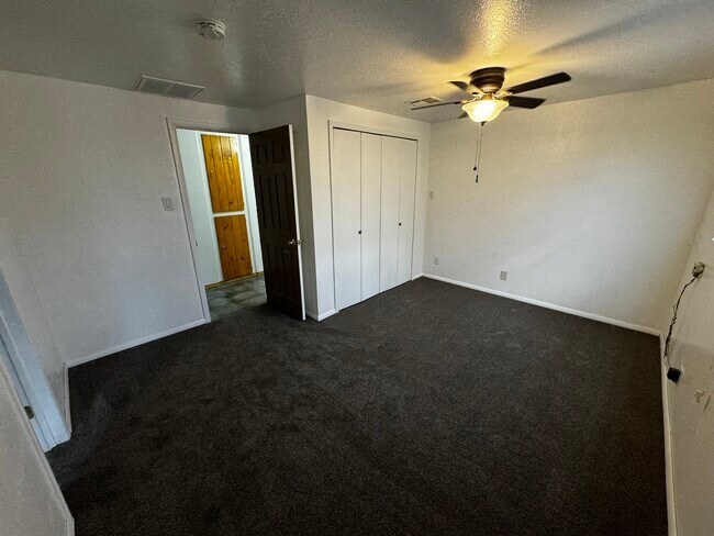 Building Photo - 908 Faye Pl NE