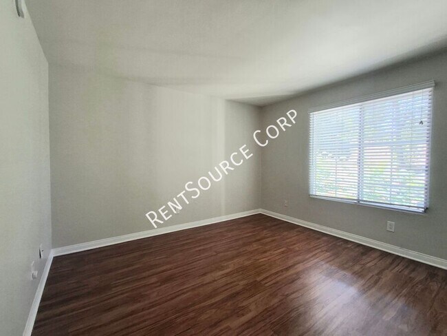 Building Photo - 5525 Canoga Ave