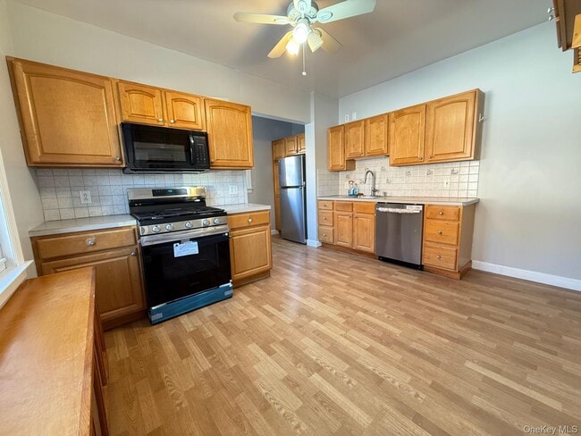 Building Photo - 7 Flower St