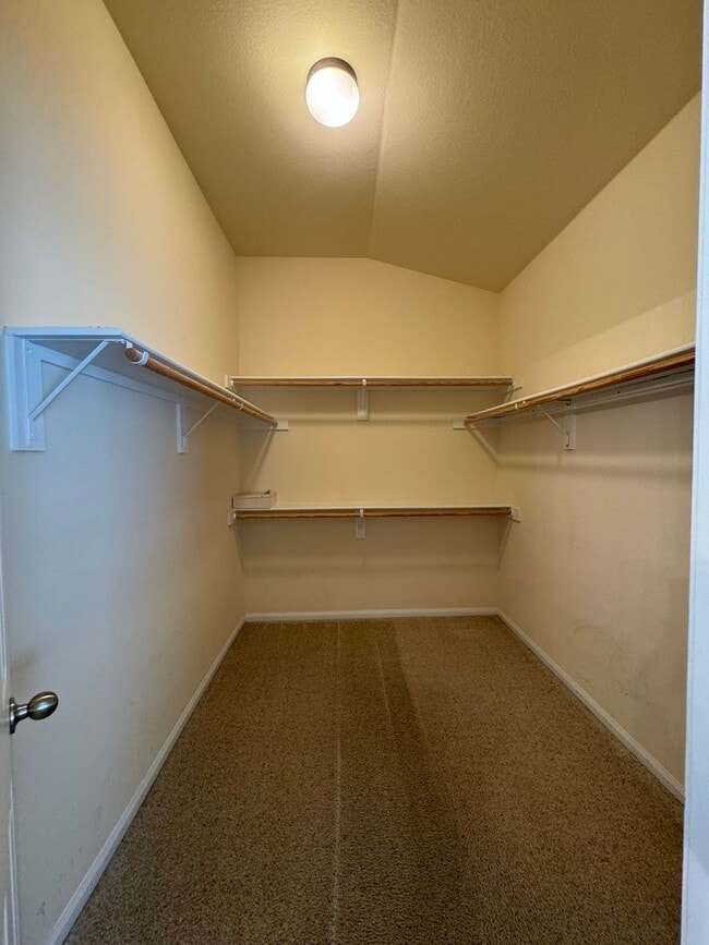 Building Photo - Beautiful 2 Story 4 Bdrm 2.5 Bath With a Loft
