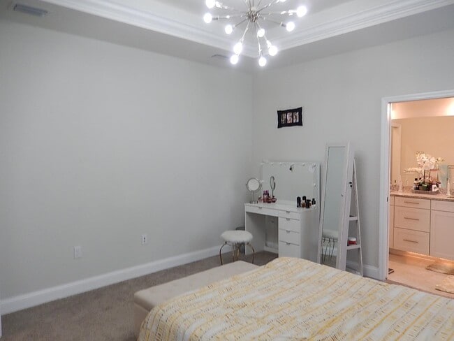 Building Photo - 2886 Fontana St