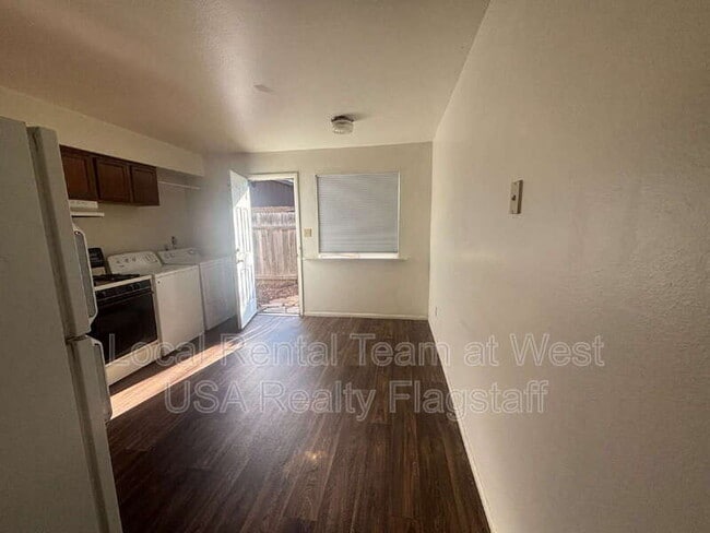 Building Photo - 2219 E Dortha Ave