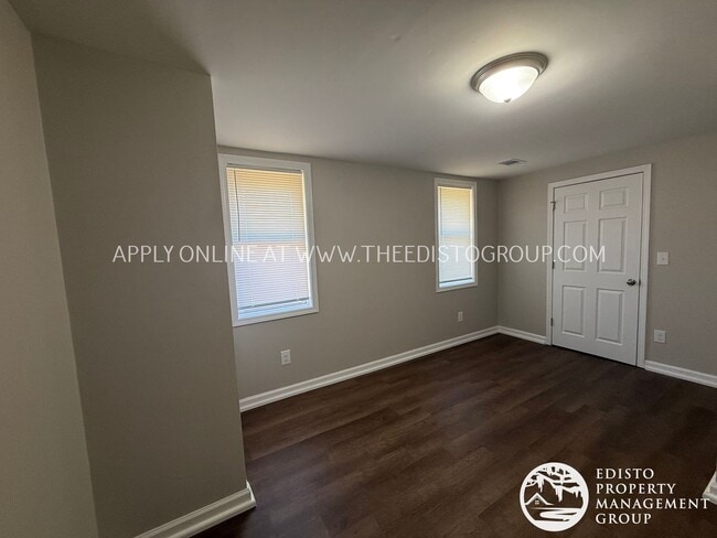 Building Photo - Updated 3BR Home with Large Yard