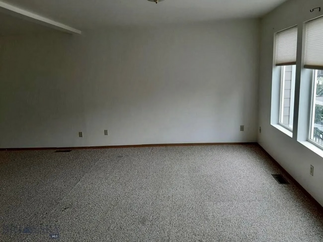 Building Photo - 4 Bedroom Townhome in Hawks Ridge