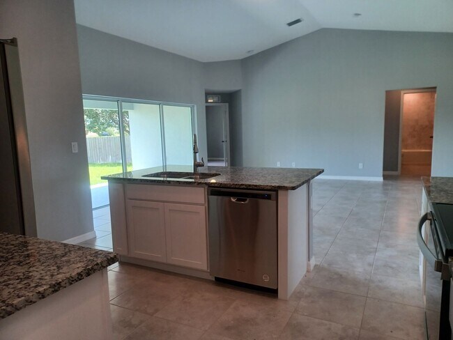 Building Photo - 417 SW 26th Ave