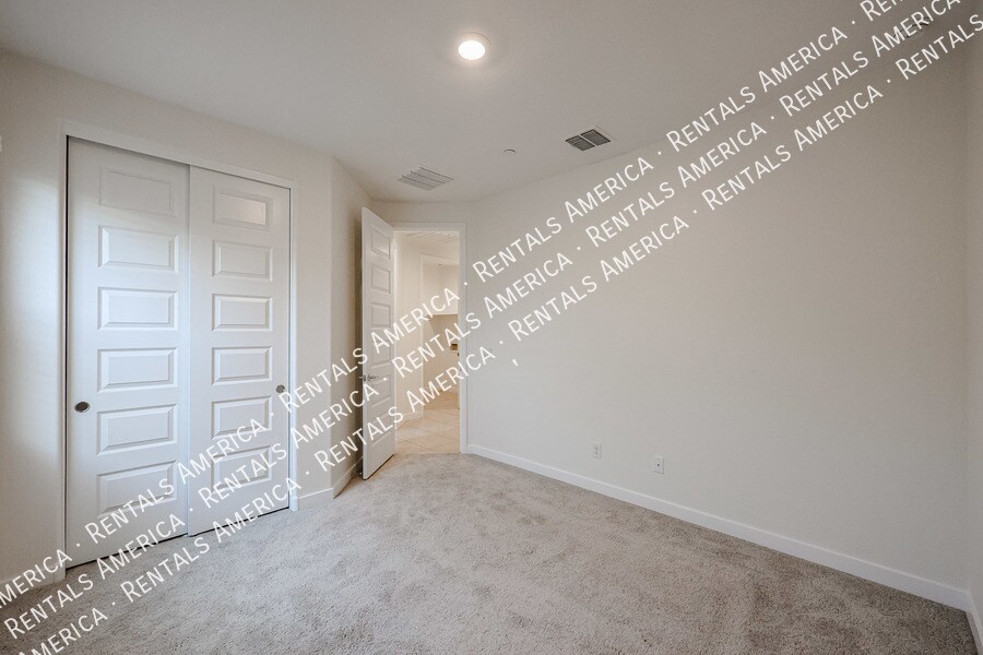 Building Photo - 9718 E Tahoe Ave