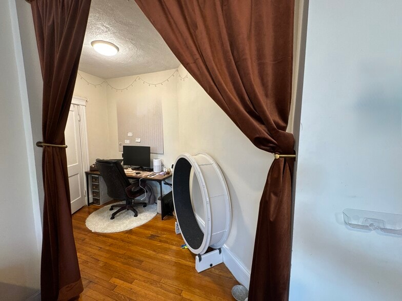 Building Photo - 242 Hemenway St