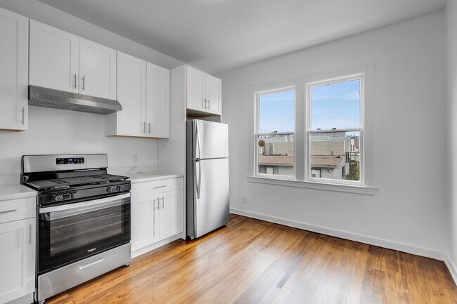 Building Photo - Newly remodeled top floor, pet friendly 1B...