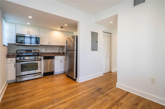 Building Photo - 2425 Flamingo Pl