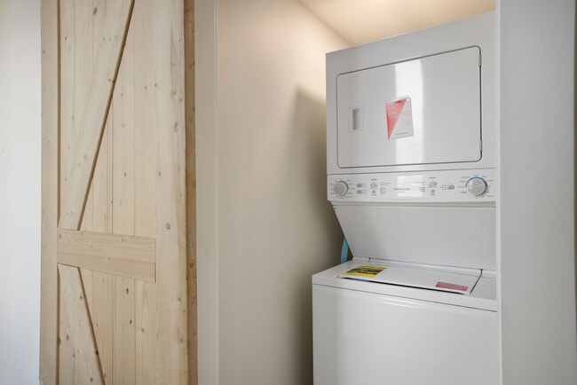 Building Photo - 306 W Taft St