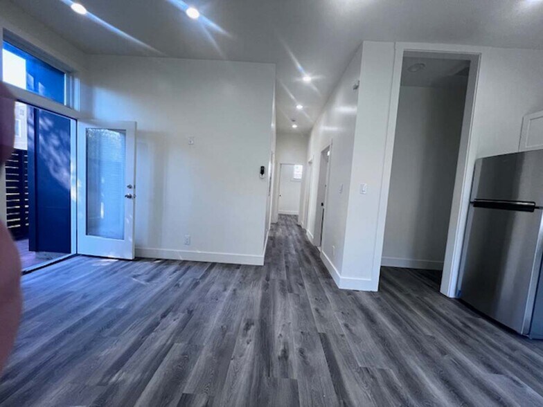 Building Photo - 724 37th St