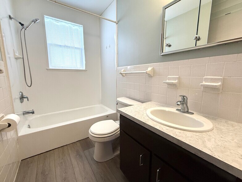 Building Photo - 1814 Spruce Dr