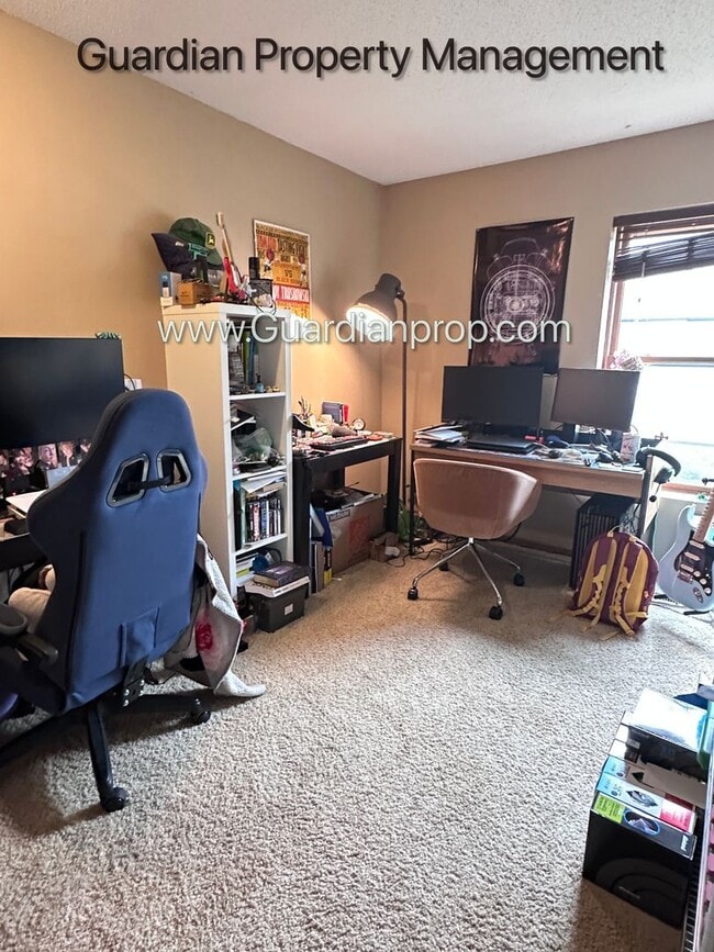 Building Photo - Plymouth Town Home, 1 Car Garage, Dishwasher, In Unit Laundry, Patio