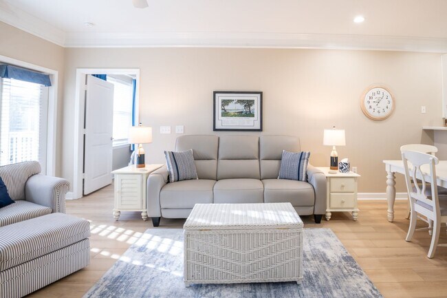 Building Photo - CALLING ALL GOLF ENTHUSIASTS!!! PERFECT OFF-SEASON RENTAL AWAITS YOU.