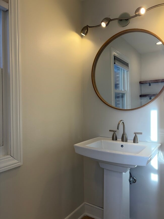 Building Photo - 934 W Shore Dr