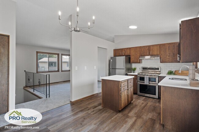 Building Photo - 4 Bedroom House in Eagan