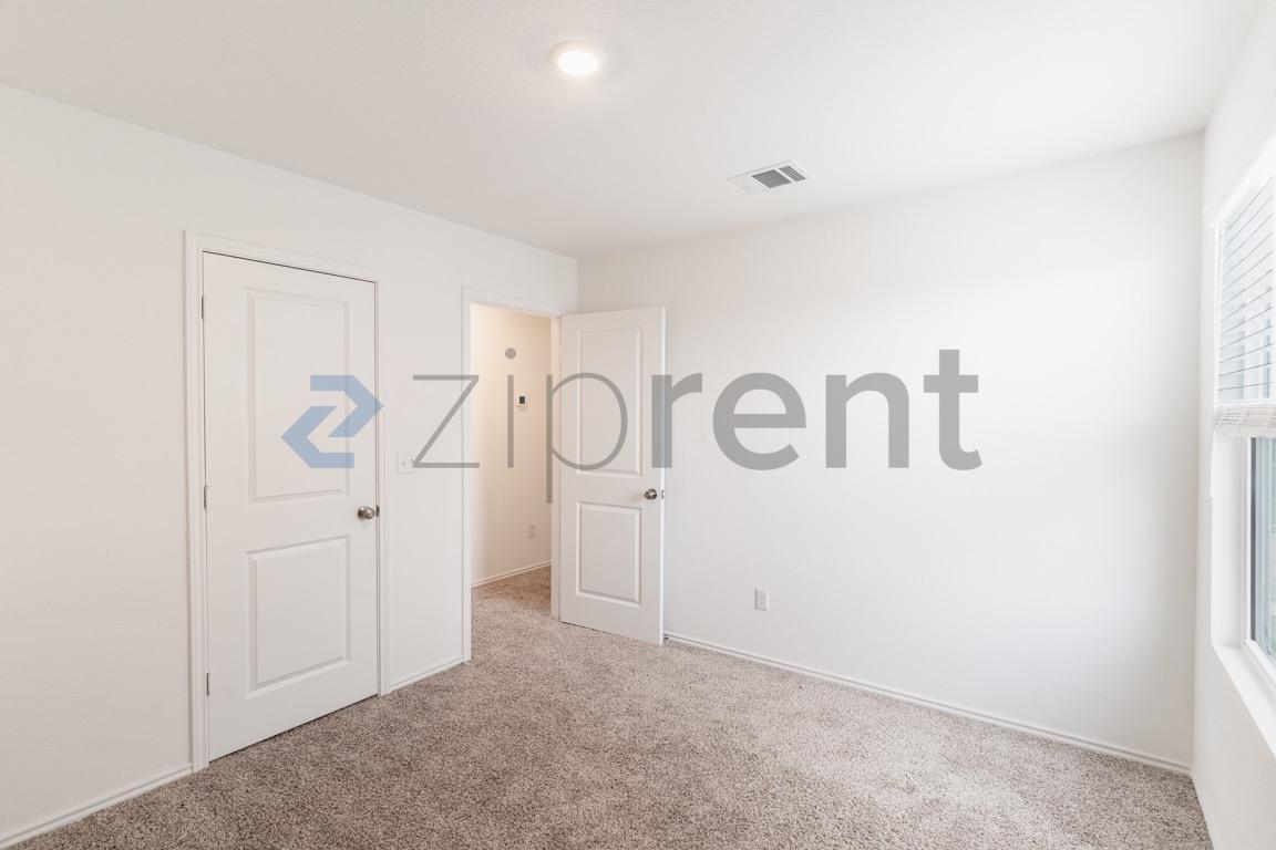 Building Photo - Unit