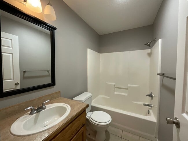 Building Photo - Nice Recently Updated 3 Bed 2 Bath in Webb City! 6 MONTH LEASE!!