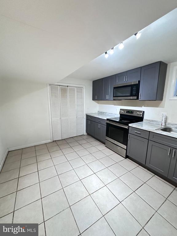 Building Photo - 9326 Wellington St