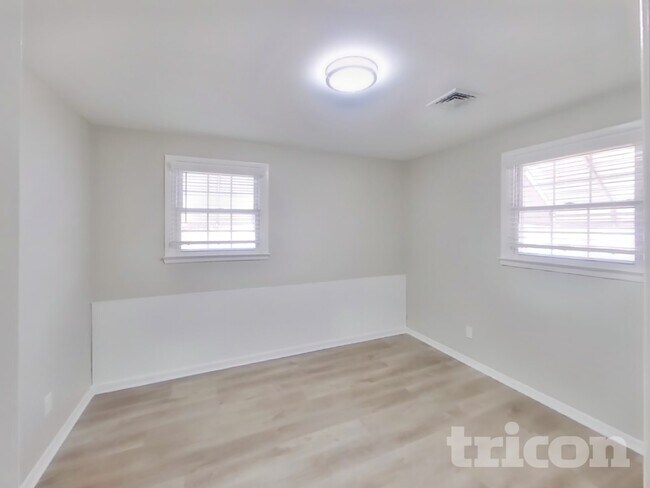 Building Photo - 2840 Mt Vernon Ave