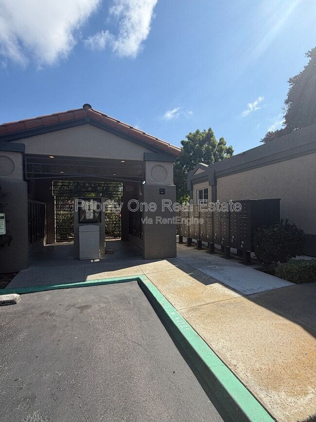 Building Photo - 7405 Charmant Dr