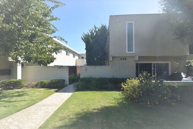 Building Photo - 1228 Agate St