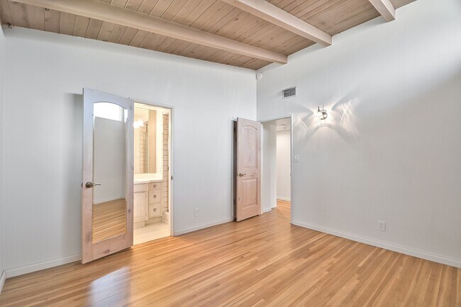 Building Photo - 3 Bedroom 2 Bath Home For Lease
