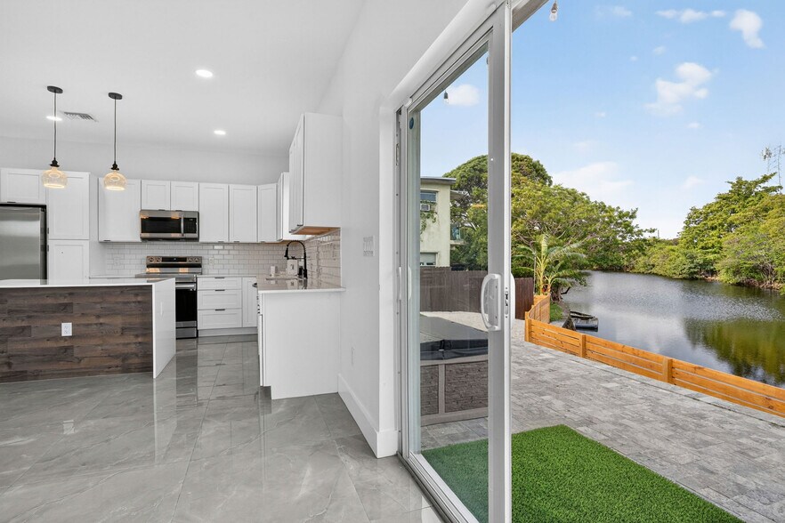 Building Photo - 655 NW 24th Ave