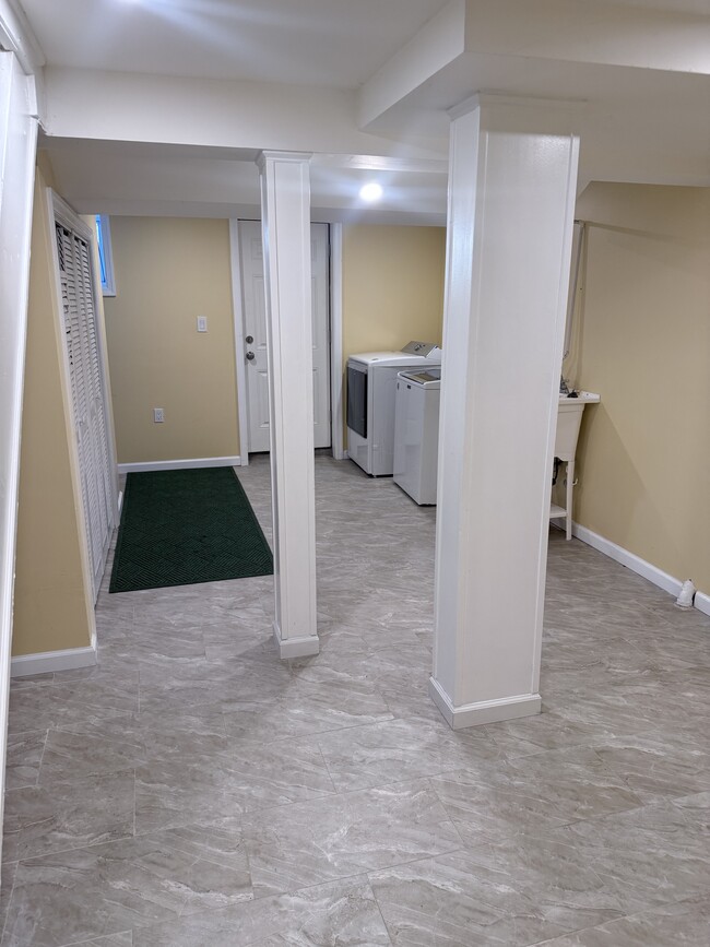 Building Photo - 21 Bellport Pl