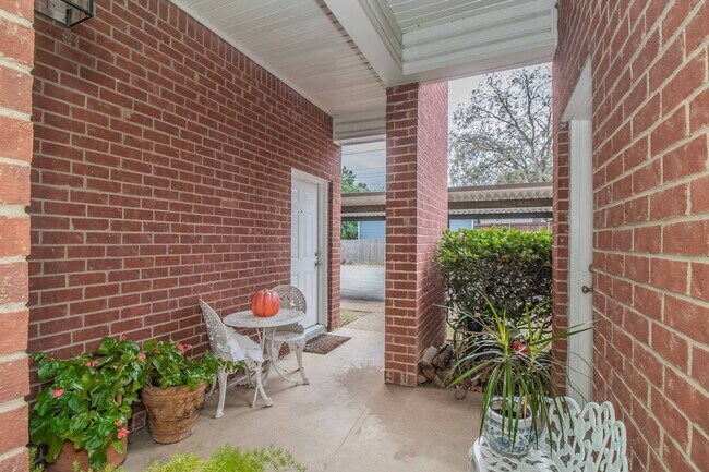 Building Photo - Recently Renovated 1-Bedroom Apartment in Prime Fort Worth Location