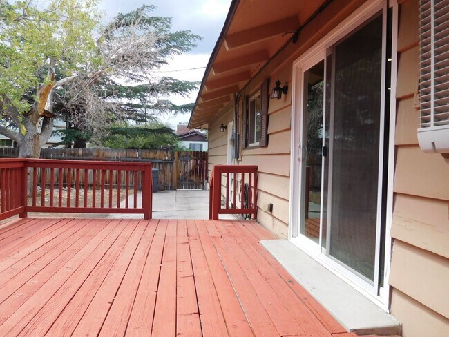 Building Photo - UNR friendly 3 Bedroom , 2 Bath close to campus