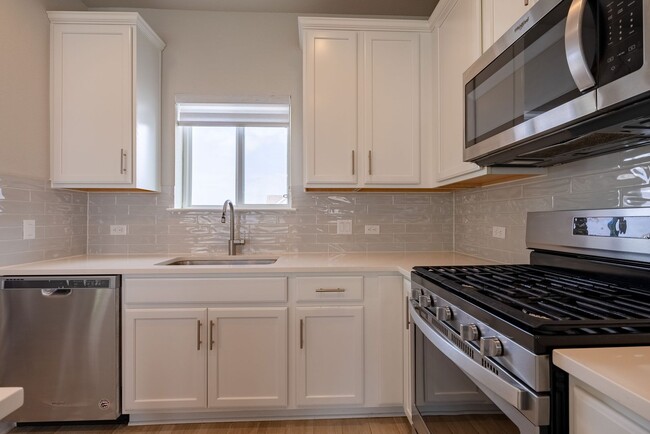 Building Photo - Beautiful 2 bedroom, 2.5 bathroom home in South East Austin!!!