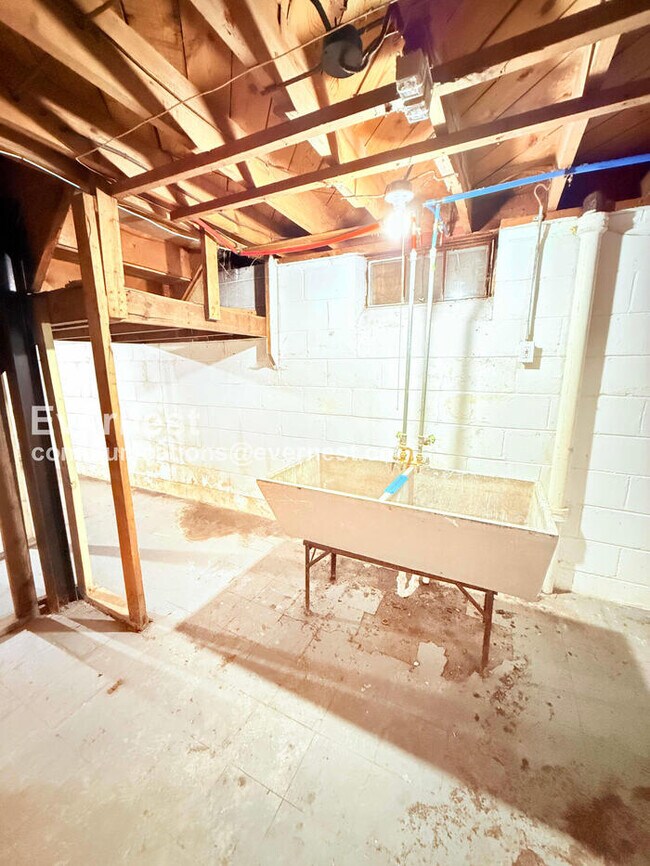 Building Photo - 11009 Roxbury St