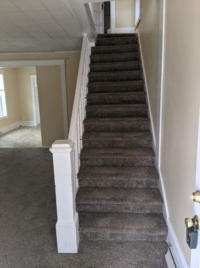 Building Photo - New Listing! 3+ bedroom/2bath Close to Everything!!