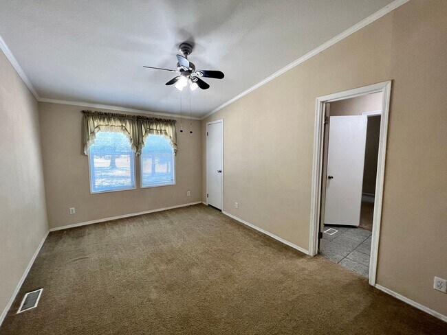 Building Photo - Spacious 4BD/3BA Home in Adkins with Chef's Kitchen & Dual Walk-In Closets!