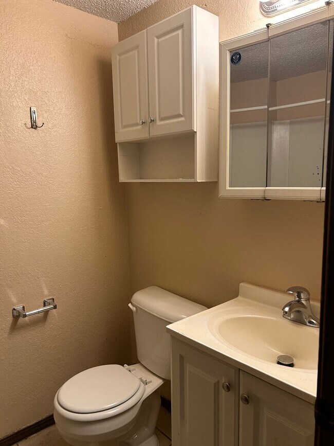 Building Photo - 3 Bed/1 Bath Near Tinker AFB!