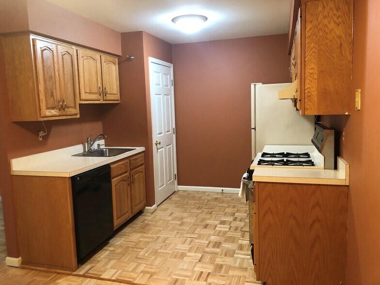 Kitchen - 842 Belmont Dr