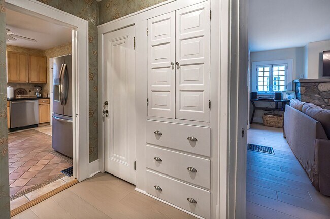 Building Photo - Quaint 4 bedroom Erie Home with Central Air & Garage Parking (Month to Month available)