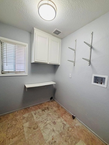 Building Photo - 47970 Vía Jardin