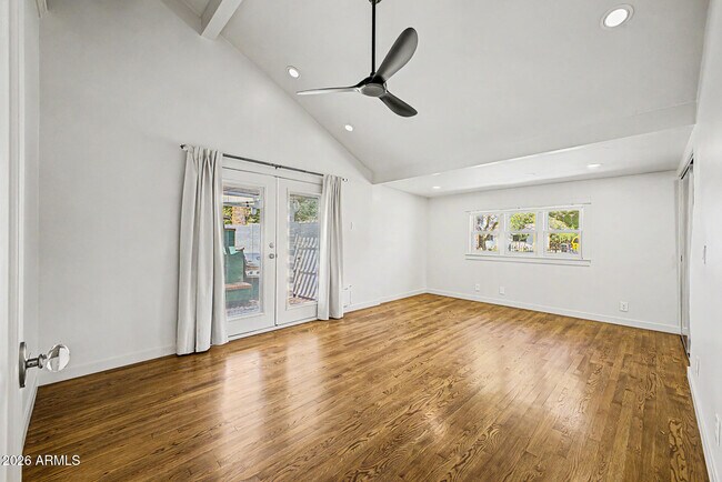 Building Photo - 521 W Mariposa St