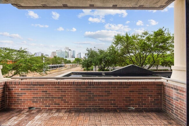 Building Photo - 505 Bastrop St