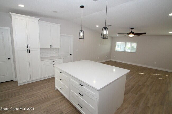 Building Photo - 580 Pine Tree Dr